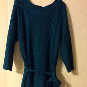 Long sweater with waist tie.